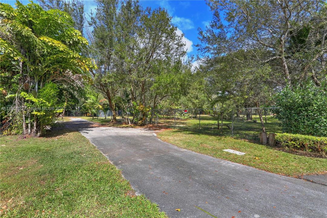 Vendido Recientemente: $1,325,000 (0.98 acres)