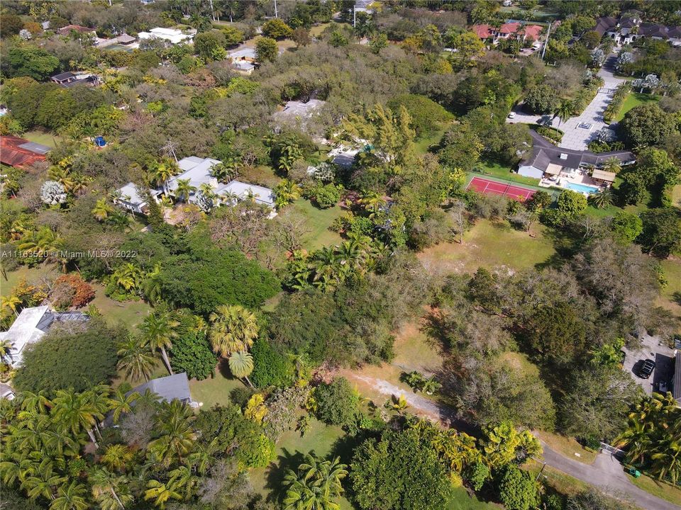 Vendido Recientemente: $1,325,000 (0.98 acres)