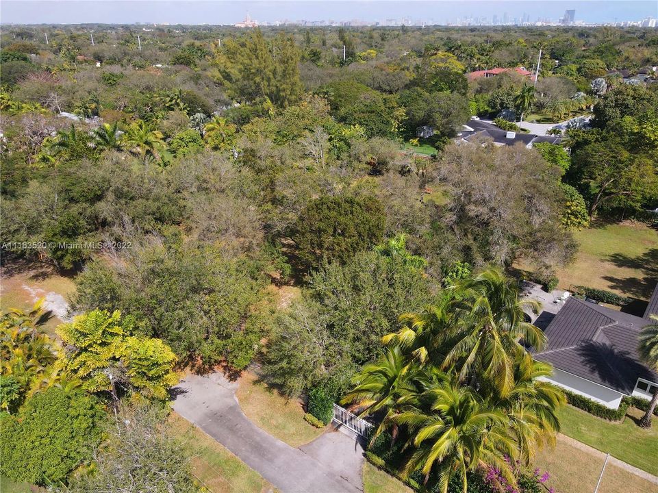 Vendido Recientemente: $1,325,000 (0.98 acres)