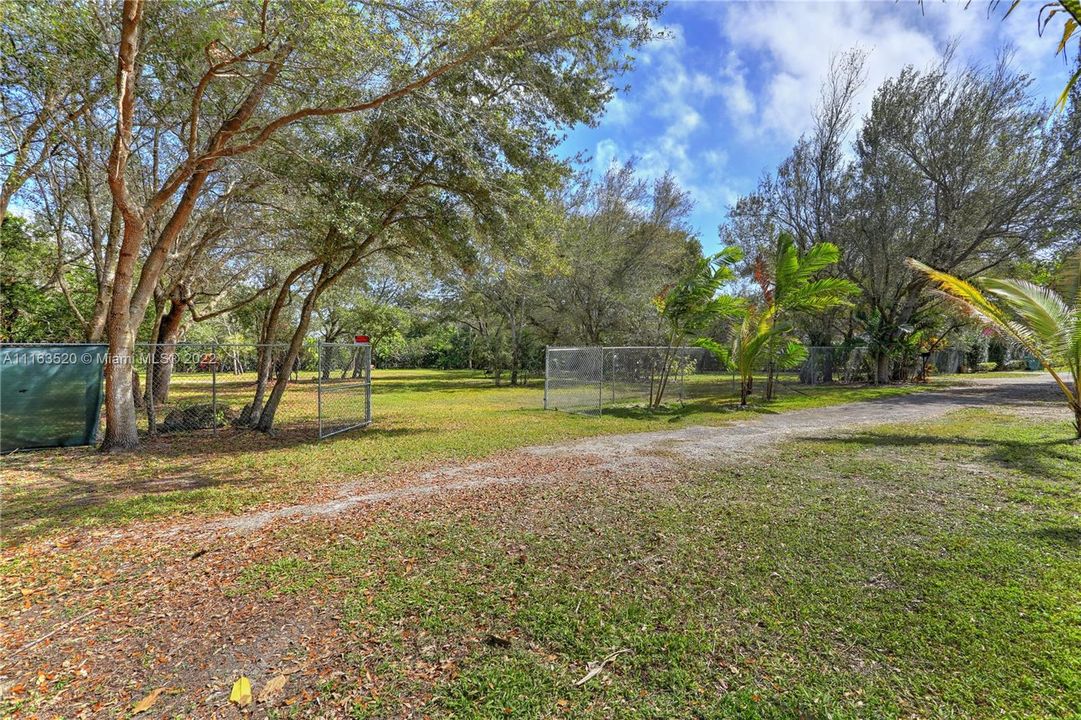 Vendido Recientemente: $1,325,000 (0.98 acres)