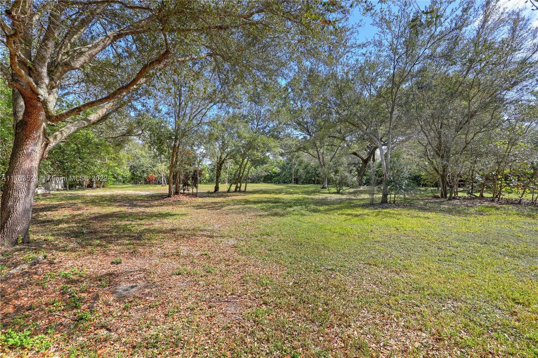 Vendido Recientemente: $1,325,000 (0.98 acres)