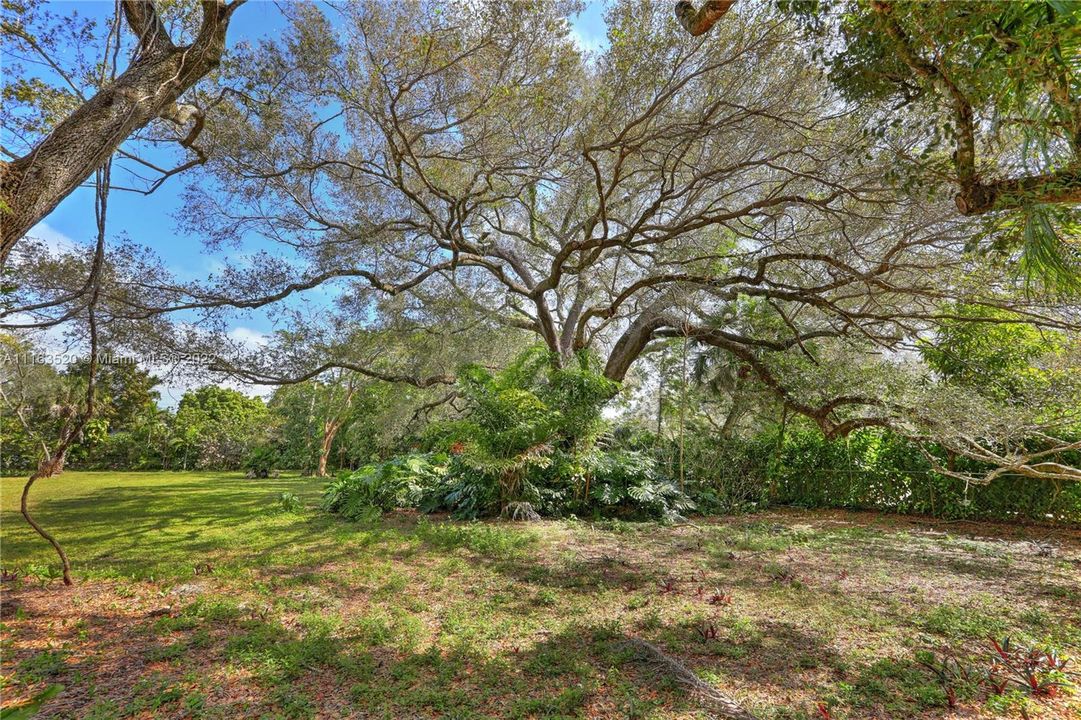 Vendido Recientemente: $1,325,000 (0.98 acres)