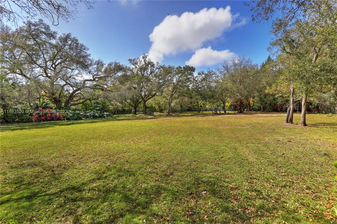 Vendido Recientemente: $1,325,000 (0.98 acres)