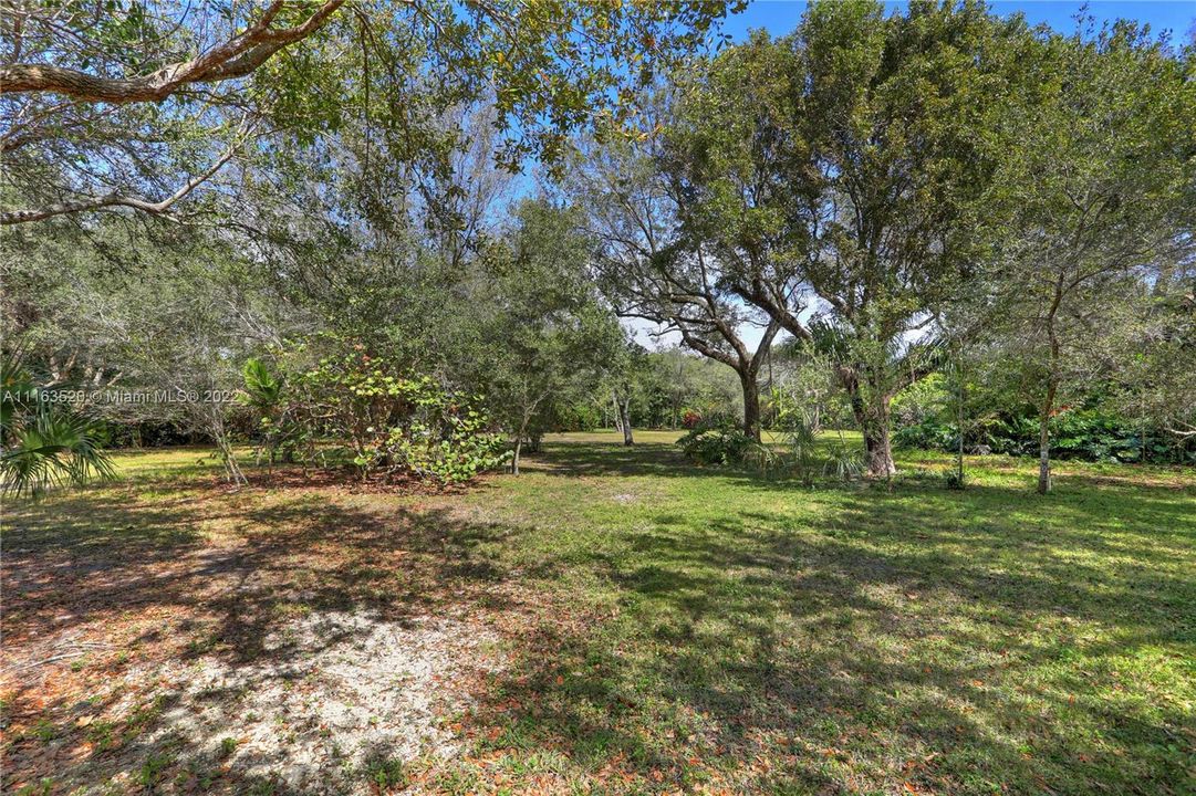 Vendido Recientemente: $1,325,000 (0.98 acres)