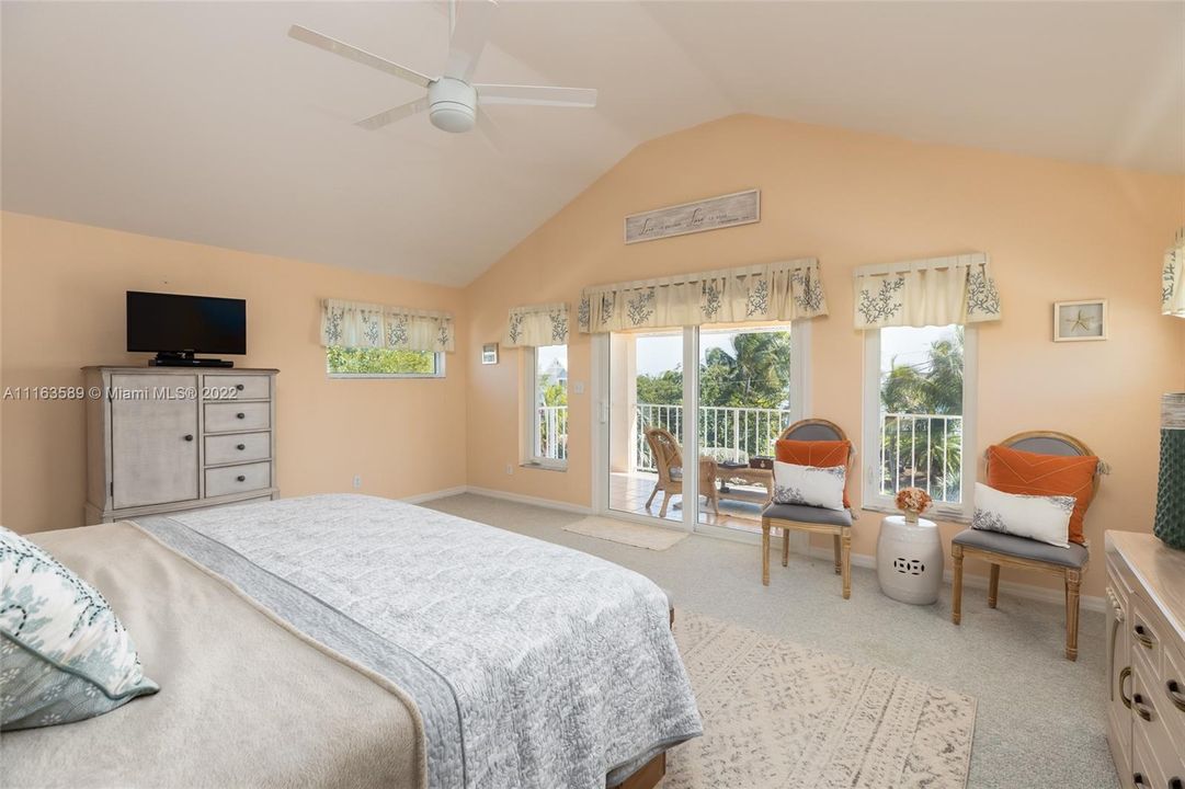 Recently Sold: $1,900,000 (3 beds, 2 baths, 1989 Square Feet)