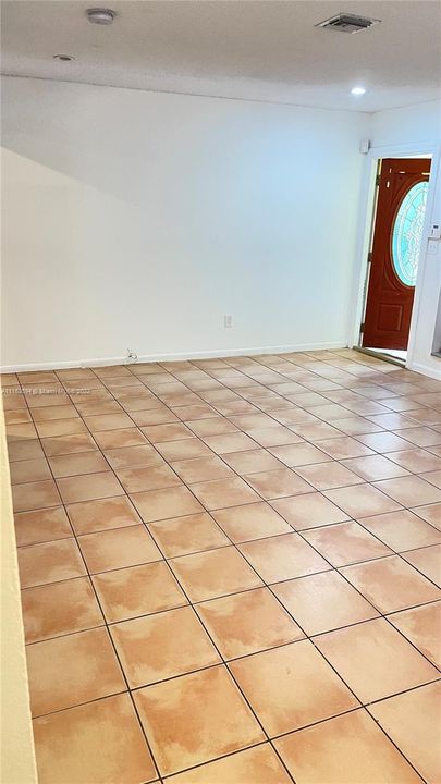 Recently Rented: $2,300 (3 beds, 1 baths, 1982 Square Feet)