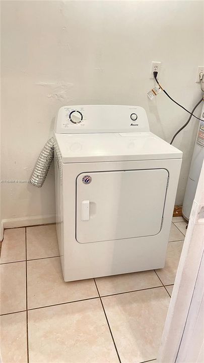 Recently Rented: $2,300 (3 beds, 1 baths, 1982 Square Feet)