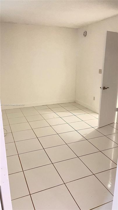 Recently Rented: $2,300 (3 beds, 1 baths, 1982 Square Feet)