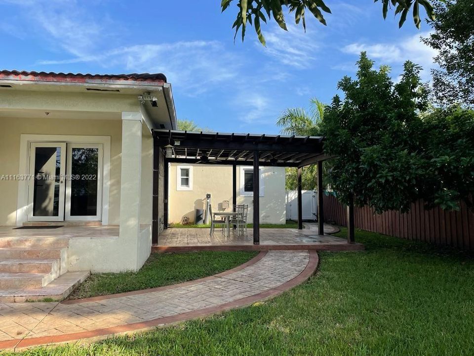 最近租的: $4,000 (3 贝兹, 3 浴室, 1700 平方英尺)