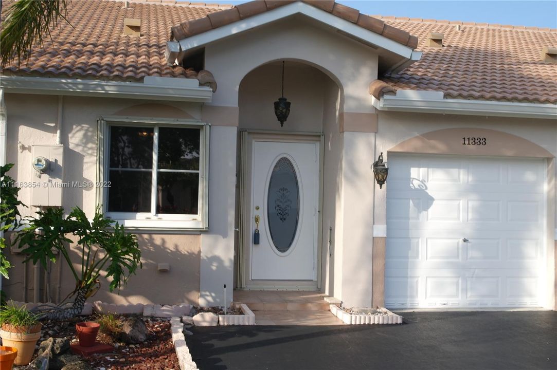 Недавно продано: $340,000 (2 спален, 2 ванн, 1044 Квадратных фут)