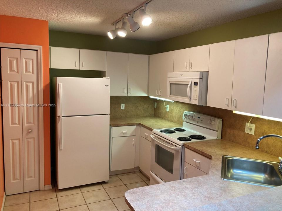 Недавно продано: $340,000 (2 спален, 2 ванн, 1044 Квадратных фут)