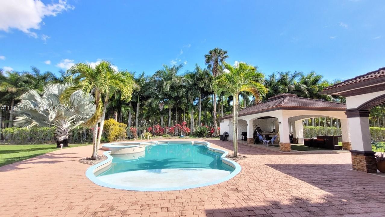 Recently Sold: $3,050,000 (6 beds, 5 baths, 6661 Square Feet)