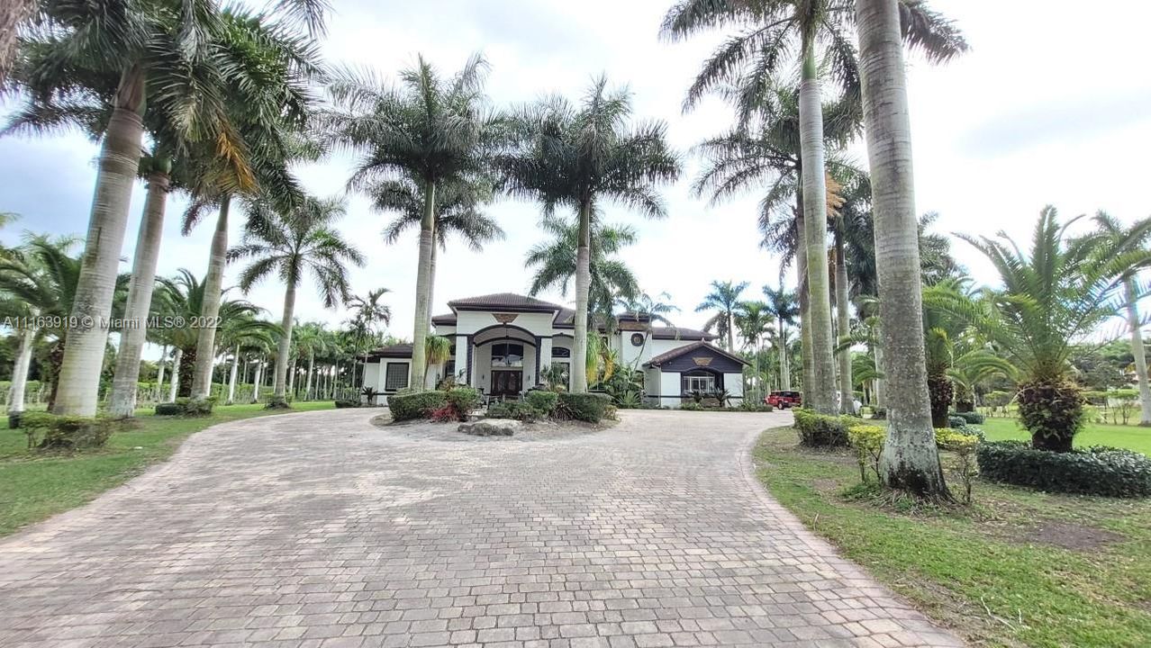 Recently Sold: $3,050,000 (6 beds, 5 baths, 6661 Square Feet)
