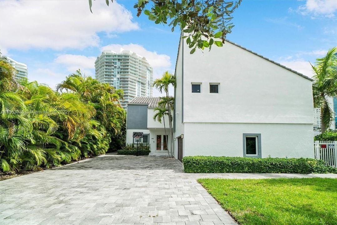 Recently Rented: $26,000 (4 beds, 3 baths, 2991 Square Feet)