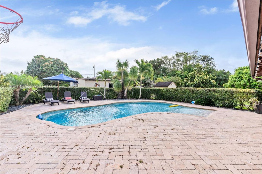 Recently Sold: $850,000 (4 beds, 3 baths, 2252 Square Feet)