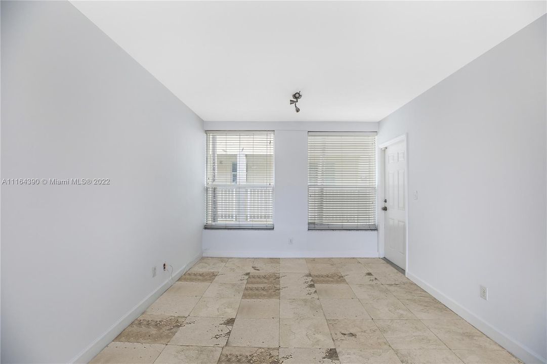 Recently Sold: $255,000 (2 beds, 1 baths, 920 Square Feet)