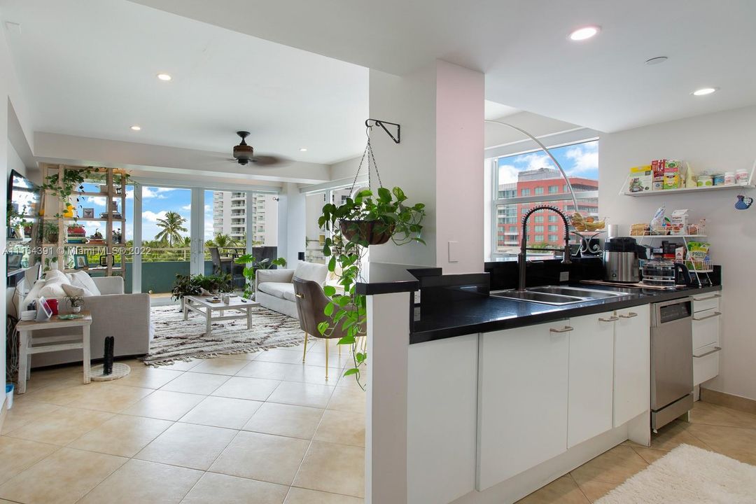 Recently Sold: $1,695,000 (2 beds, 2 baths, 1250 Square Feet)