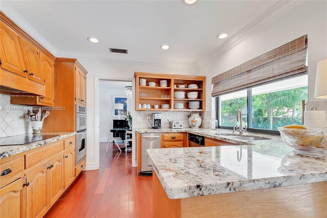 Недавно продано: $949,000 (4 спален, 3 ванн, 2894 Квадратных фут)