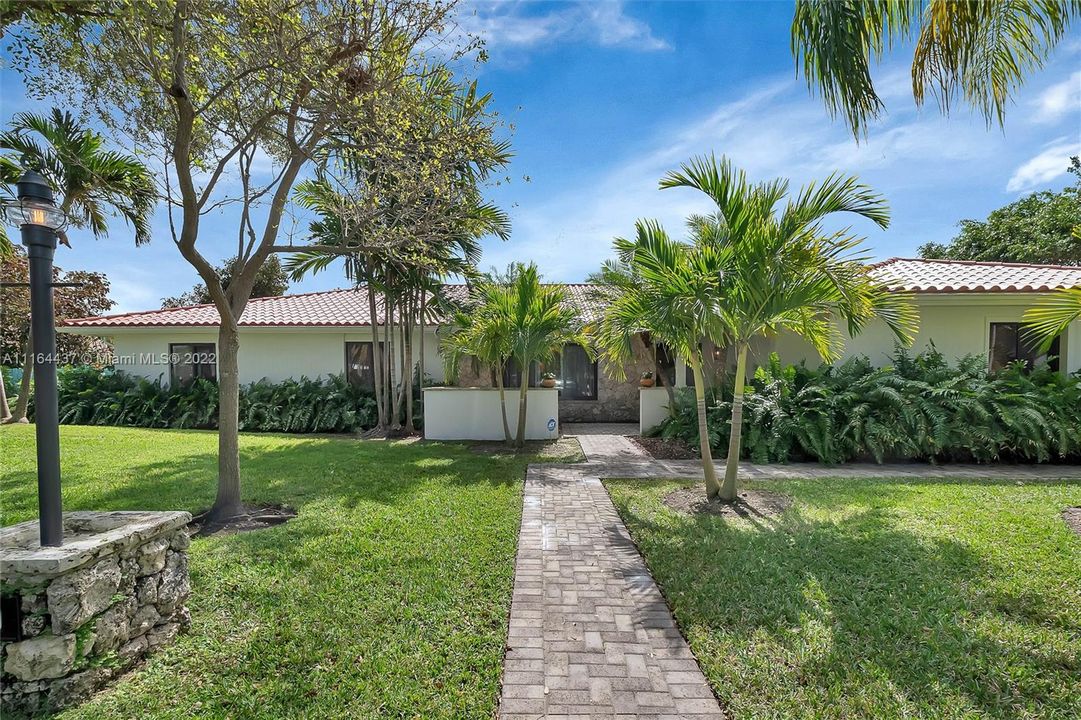 Недавно продано: $949,000 (4 спален, 3 ванн, 2894 Квадратных фут)