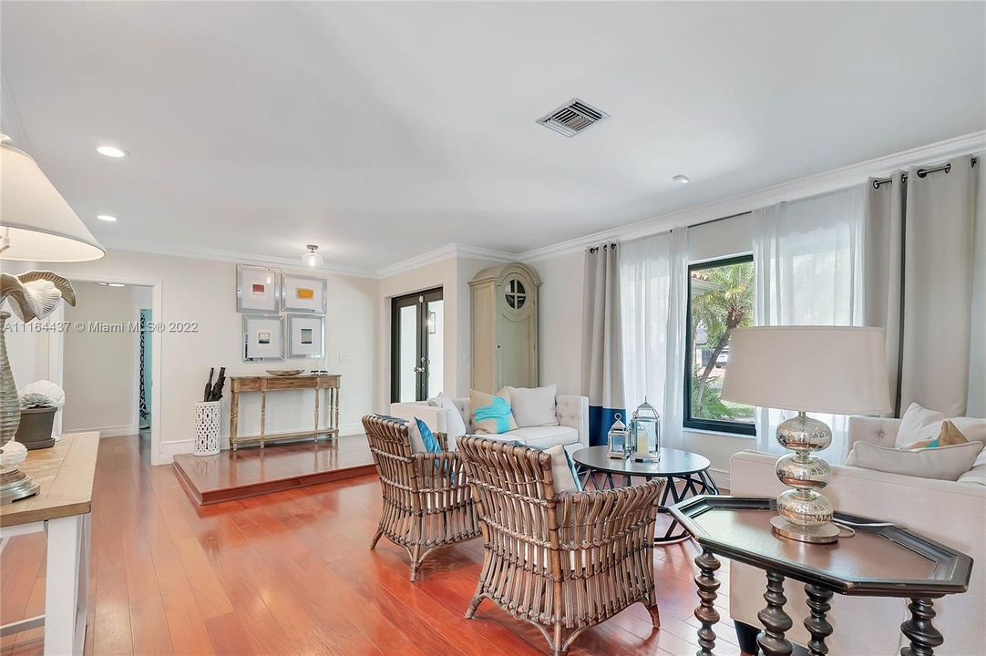 Недавно продано: $949,000 (4 спален, 3 ванн, 2894 Квадратных фут)