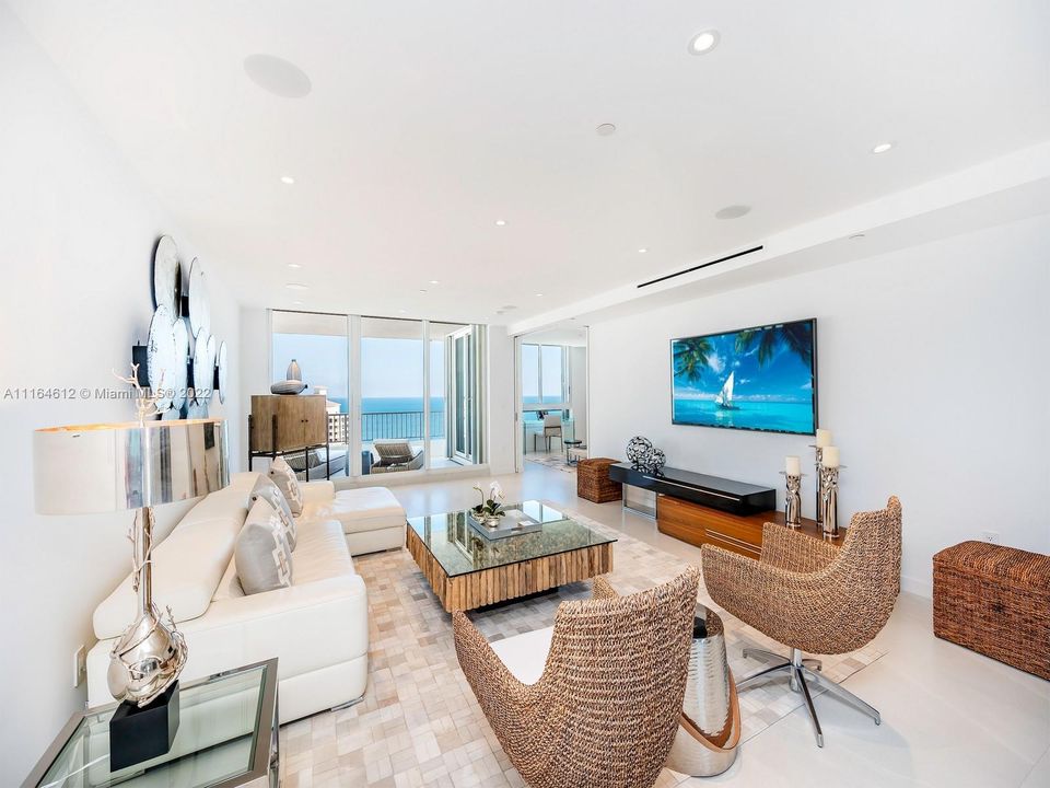 Recently Sold: $6,995,000 (3 beds, 3 baths, 2850 Square Feet)