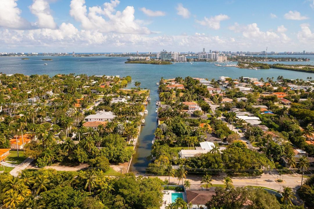 Recently Sold: $1,999,000 (3 beds, 2 baths, 1780 Square Feet)