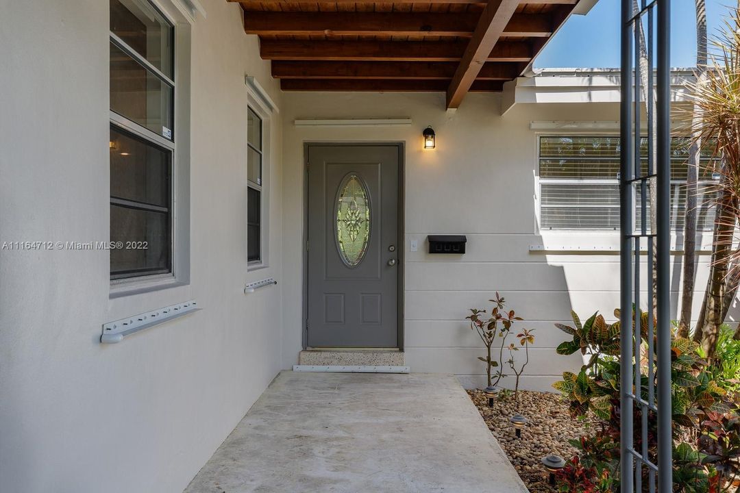 Recently Sold: $1,999,000 (3 beds, 2 baths, 1780 Square Feet)