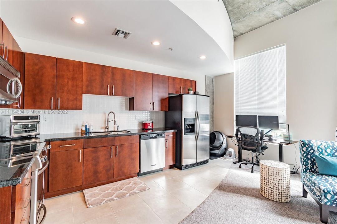 Recently Sold: $300,000 (1 beds, 1 baths, 774 Square Feet)