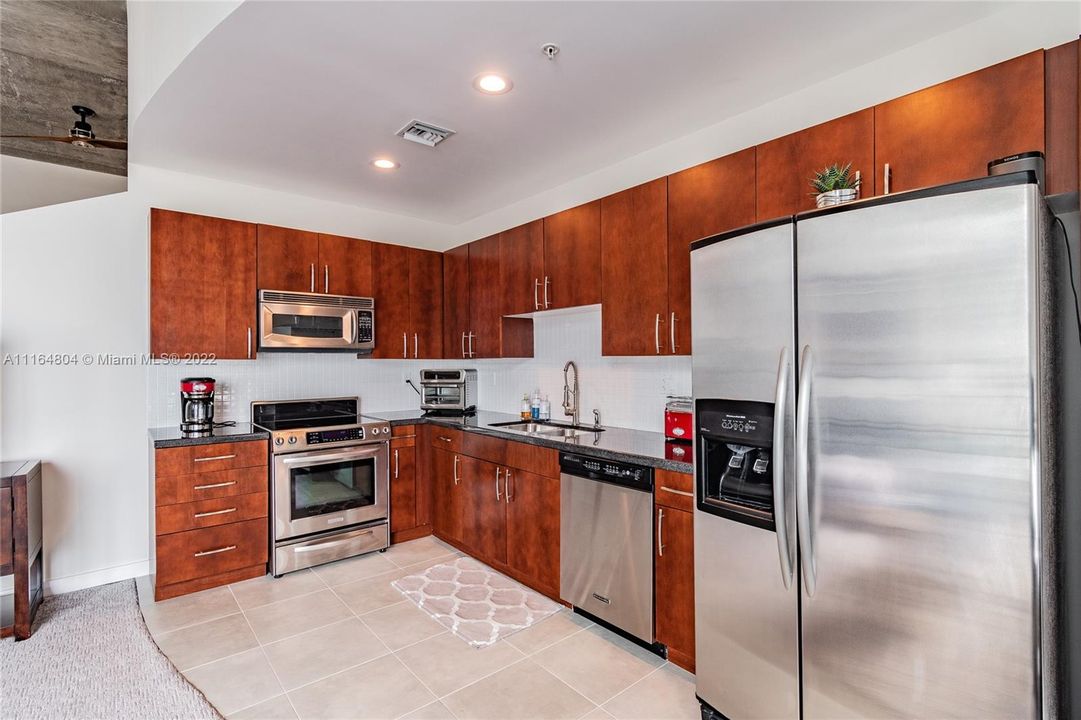 Recently Sold: $300,000 (1 beds, 1 baths, 774 Square Feet)
