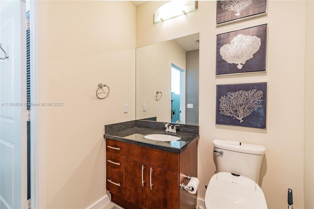 Recently Sold: $300,000 (1 beds, 1 baths, 774 Square Feet)