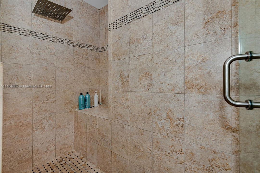 最近售出: $1,750,000 (5 贝兹, 3 浴室, 2101 平方英尺)