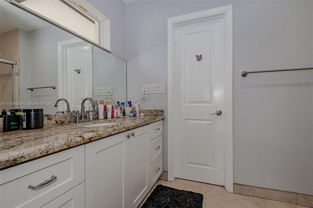 最近售出: $1,750,000 (5 贝兹, 3 浴室, 2101 平方英尺)