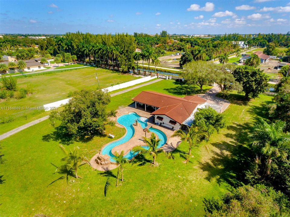 最近售出: $1,750,000 (5 贝兹, 3 浴室, 2101 平方英尺)