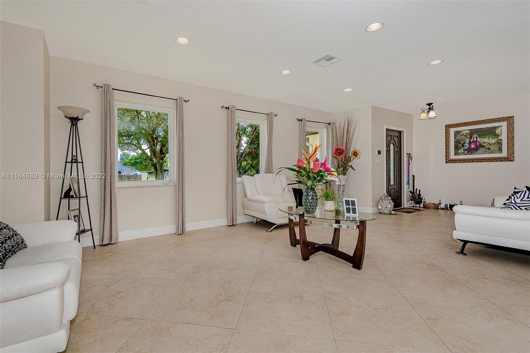 最近售出: $1,750,000 (5 贝兹, 3 浴室, 2101 平方英尺)