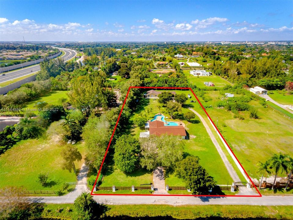 最近售出: $1,750,000 (5 贝兹, 3 浴室, 2101 平方英尺)