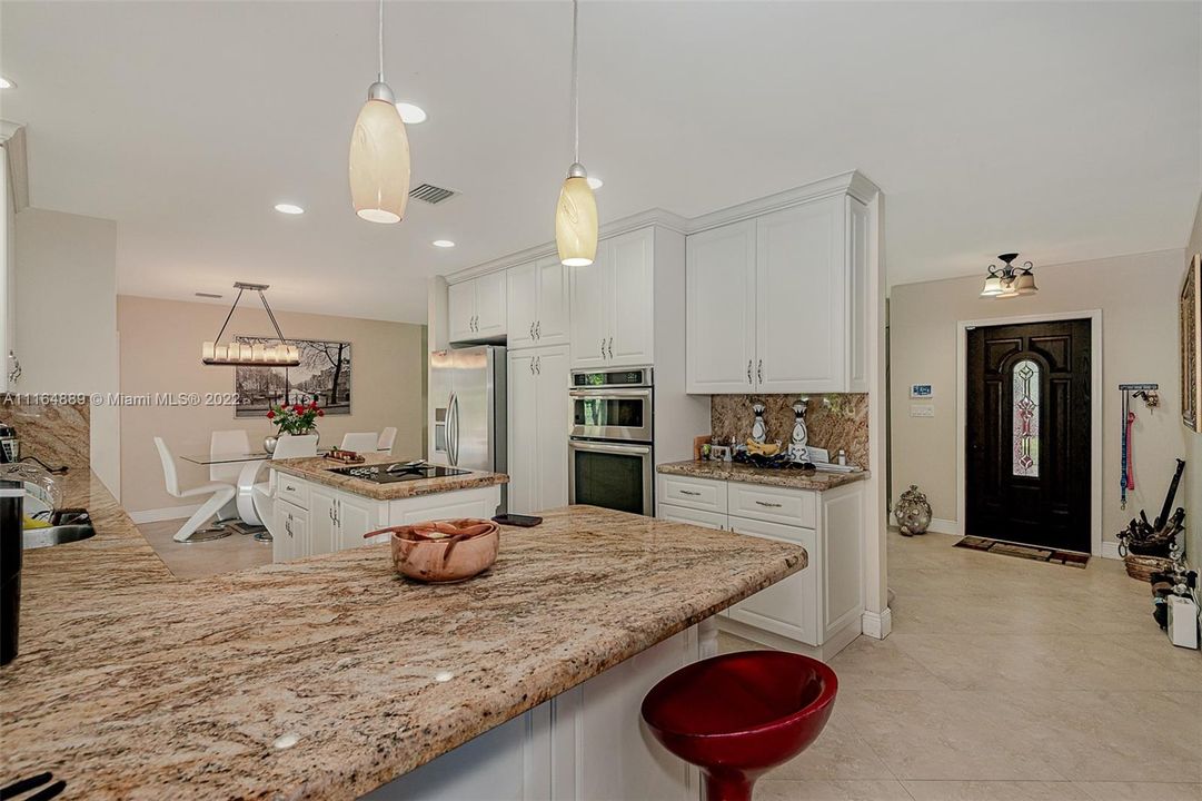 最近售出: $1,750,000 (5 贝兹, 3 浴室, 2101 平方英尺)