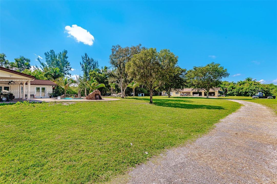 最近售出: $1,750,000 (5 贝兹, 3 浴室, 2101 平方英尺)