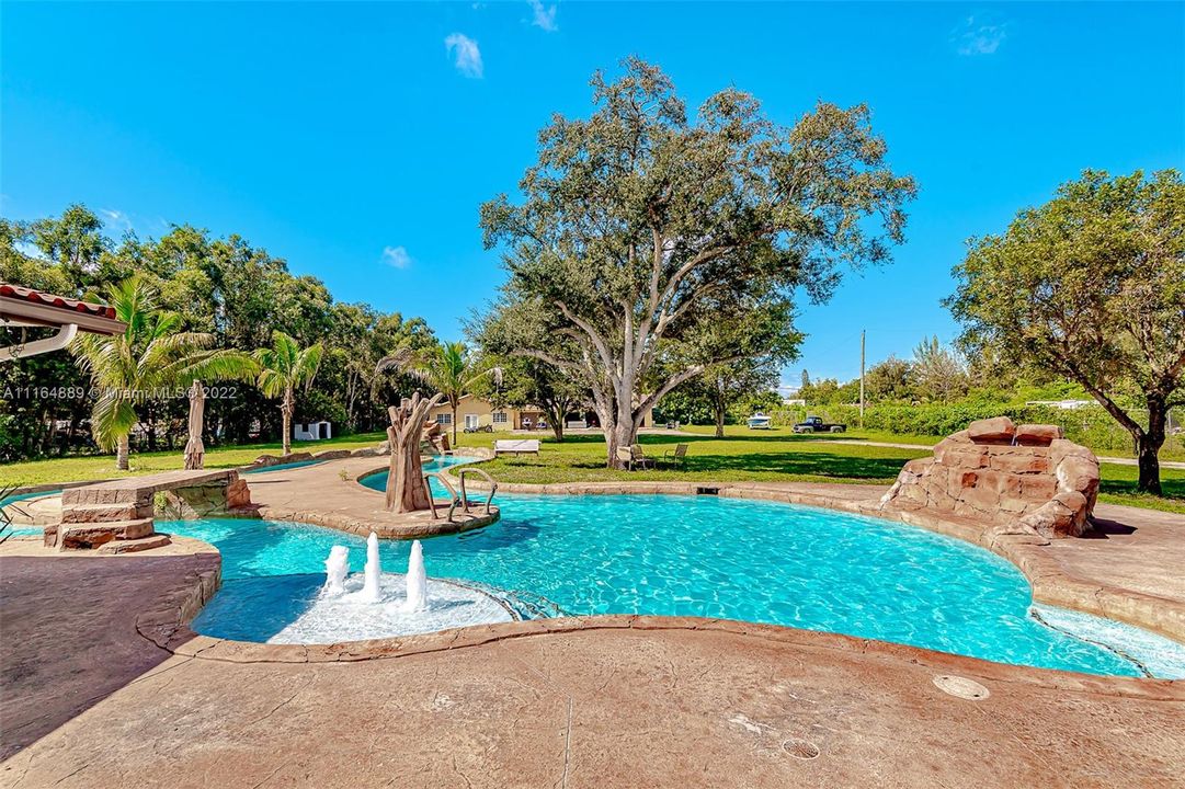 最近售出: $1,750,000 (5 贝兹, 3 浴室, 2101 平方英尺)