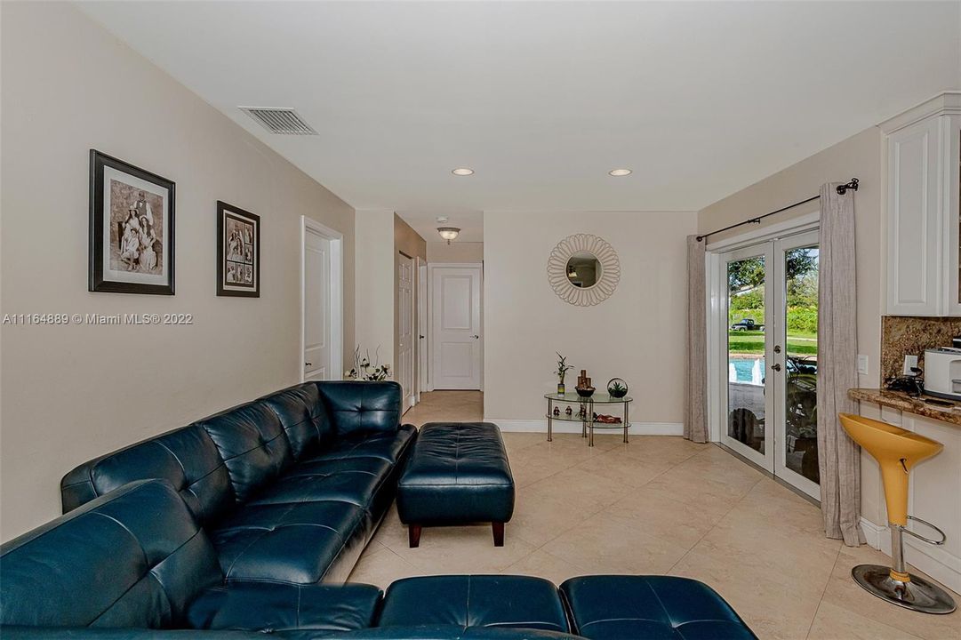 最近售出: $1,750,000 (5 贝兹, 3 浴室, 2101 平方英尺)