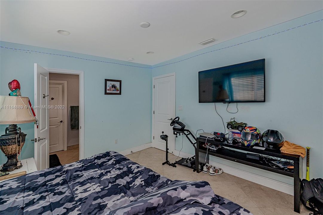 最近售出: $1,750,000 (5 贝兹, 3 浴室, 2101 平方英尺)