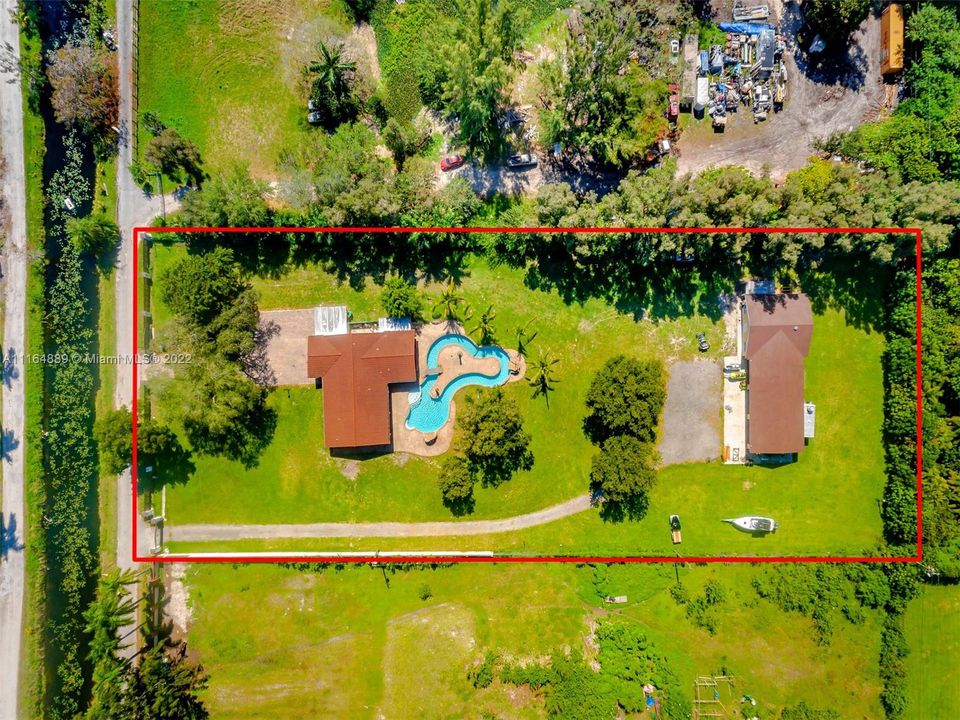 最近售出: $1,750,000 (5 贝兹, 3 浴室, 2101 平方英尺)