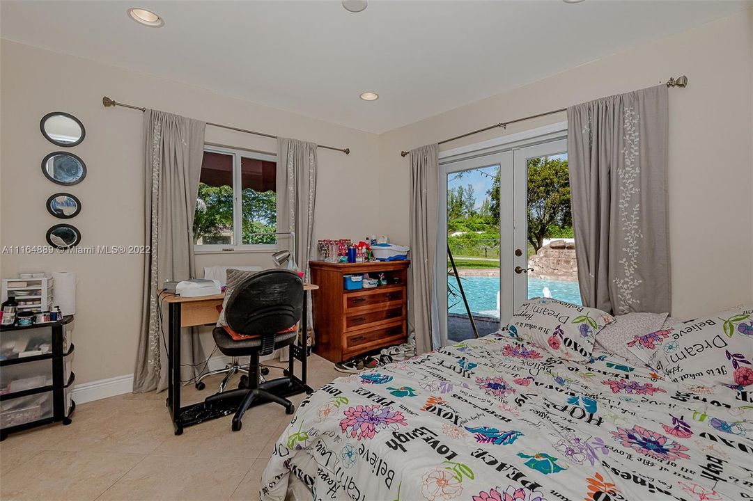 最近售出: $1,750,000 (5 贝兹, 3 浴室, 2101 平方英尺)