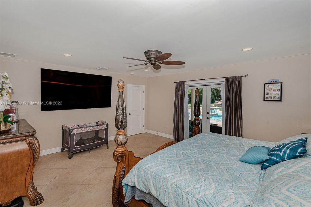 最近售出: $1,750,000 (5 贝兹, 3 浴室, 2101 平方英尺)