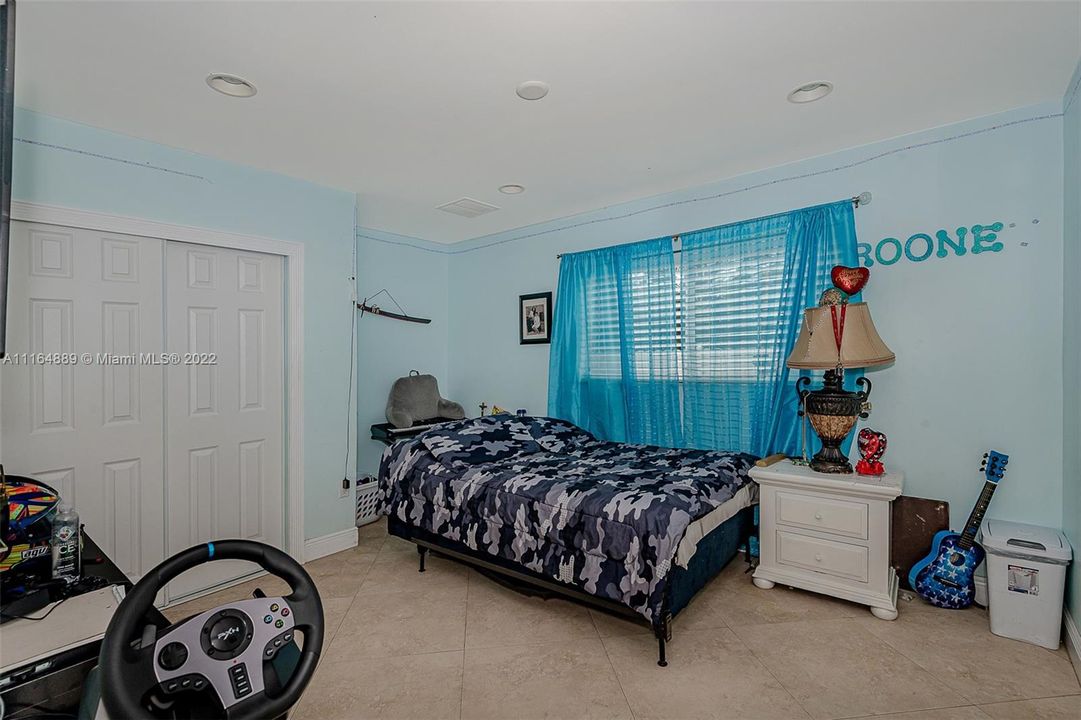 最近售出: $1,750,000 (5 贝兹, 3 浴室, 2101 平方英尺)