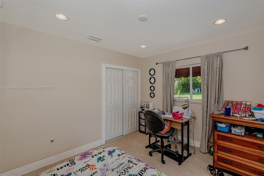 最近售出: $1,750,000 (5 贝兹, 3 浴室, 2101 平方英尺)