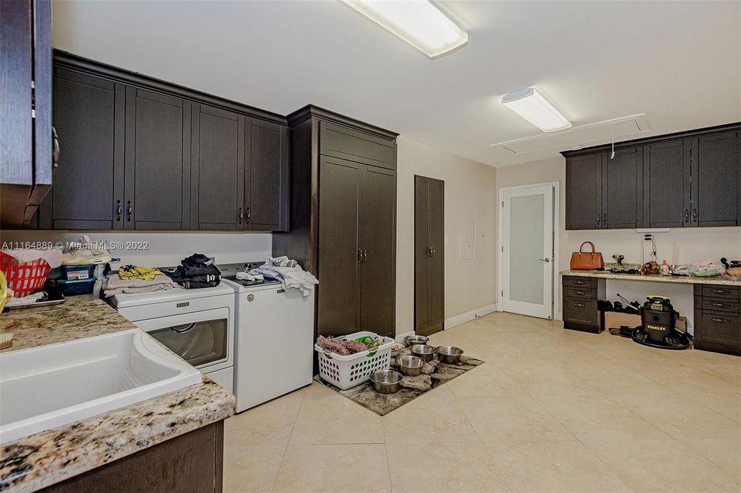 最近售出: $1,750,000 (5 贝兹, 3 浴室, 2101 平方英尺)