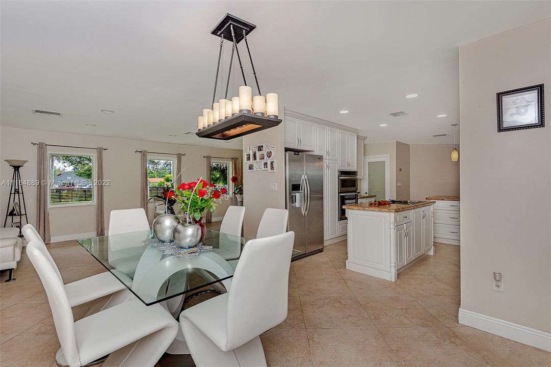 最近售出: $1,750,000 (5 贝兹, 3 浴室, 2101 平方英尺)