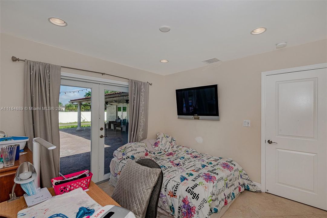 最近售出: $1,750,000 (5 贝兹, 3 浴室, 2101 平方英尺)