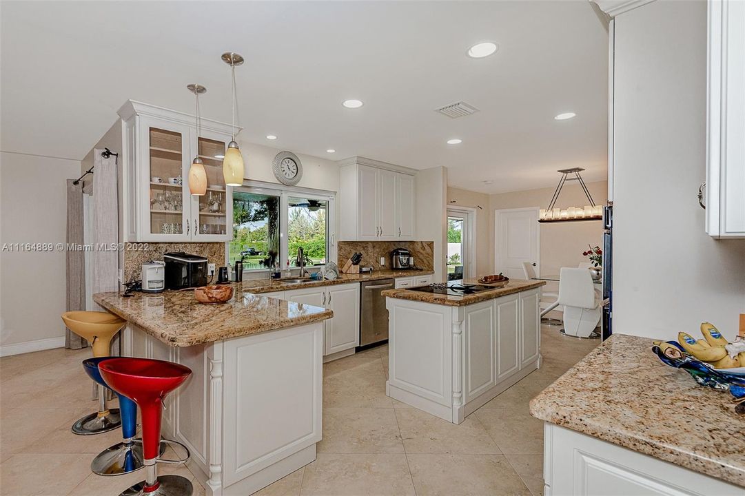 最近售出: $1,750,000 (5 贝兹, 3 浴室, 2101 平方英尺)