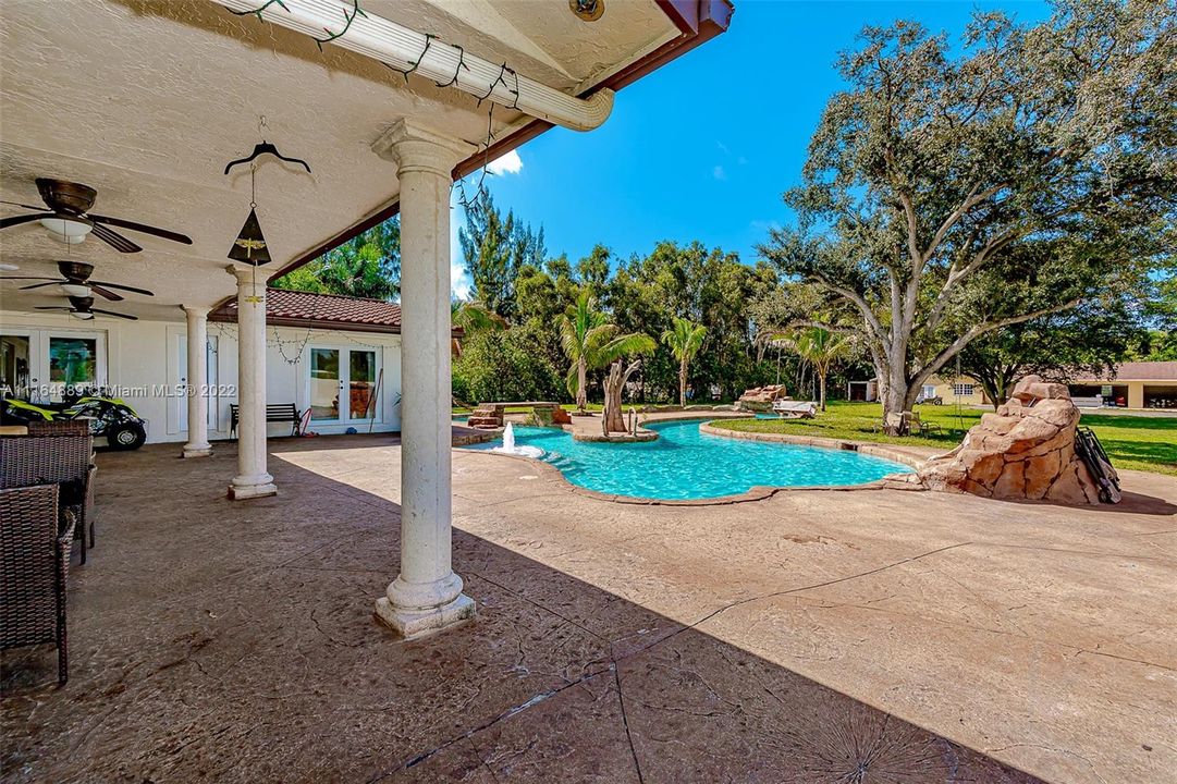 最近售出: $1,750,000 (5 贝兹, 3 浴室, 2101 平方英尺)